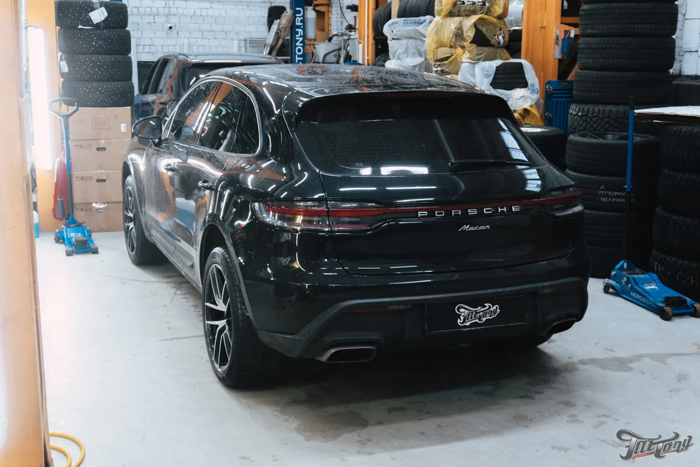 Фирменный Шиномонтаж на вибростенде на стендах Hunter для Porsche Macan